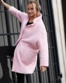 Różowy płaszcz oversize z kieszeniami