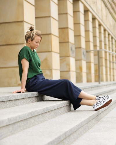 Granatowe spodnie kuloty z lnem